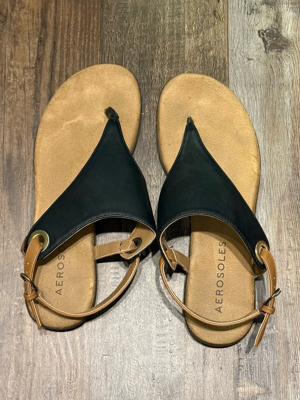 Aerosoles Black and Tan T-Strap Sandals - Size 7.5